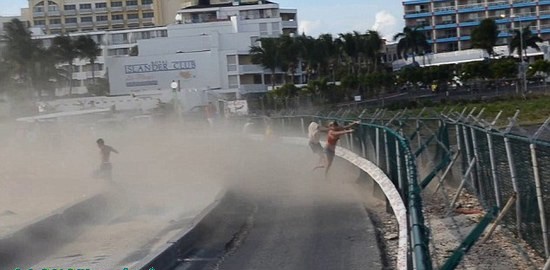 疯狂女子借飞机气流吹干头发 被抛几米远(组图)